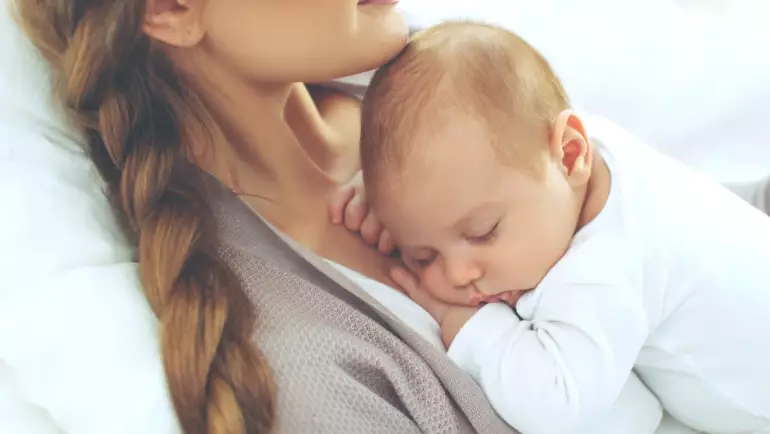 Une mère porte un bébé dans ses bras