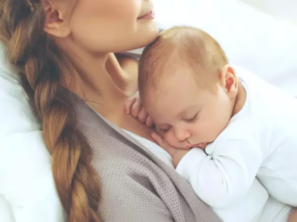 Une mère porte un bébé dans ses bras