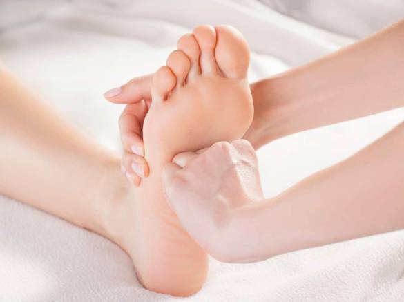 Massage des pieds pour femme après accouchement